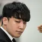 Mantan anggota boyband BIGBANG, Seungri mendatangi Pengadilan Distrik Pusat Seoul, Selasa (14/5/2019). Seungri datang untuk menghadiri persidangan atas surat perintah penangkapannya terkait kasus penyedia layanan seksual dan penggelapan dana. (Ed JONES / AFP)