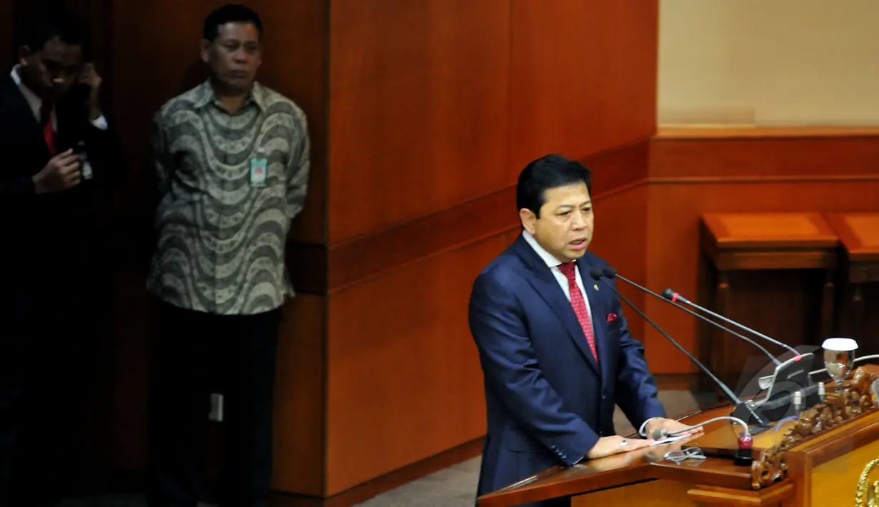 Ketua DPR RI Setya Novanto (kanan) menyampaikan pidato saat sidang paripurna di Komplek Parlemen, Jakarta. Jumat (24/04/2015). Sidang Paripurna yang beragendakan Laporan Komisi III DPR RI terhadap Hasil Pembahasan atas RUU. (Liputan6.com/Andrian M Tunay)