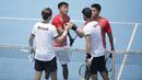 Ganda putra Indonesia, David Susanto / Anthony Susanto, saat melawan ganda putra Selandia Baru, Michael Venus / Marcus Daniell pada laga Piala Davis 2019 Grup II Zona Asia/Oceania di Stadion Tenis GBK, Jakarta, Sabtu (14/9). David / Anthony kalah 0-6 dan 2-6. (Bola.com/Vitalis Yogi Trisna)