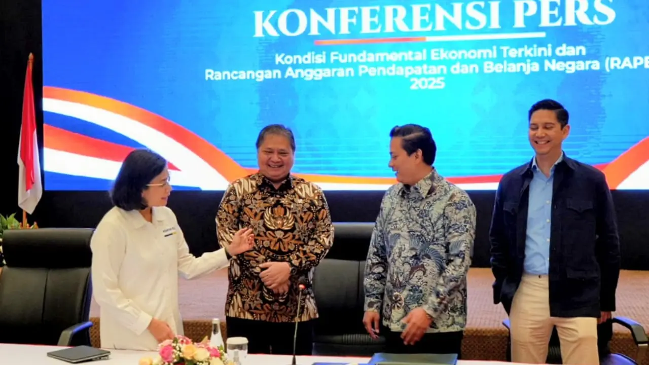 Menteri Koordinator Bidang Perekonomian Airlangga Hartarto dan Menteri Keuangan Sri Mulyani Indrawati di Konferensi Pers Kondisi Fundamental Ekonomi Terkini dan RAPBN 2025, Senin (24/6/2024). (Dok Kemenko Perekonomian)