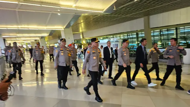 Kapolda Metro Jaya Asep Edi Suheri meninjau langsung kesiapan pengamanan dan pengawalan angkutan liburan Natal 2025 dan Tahun Baru 2026 (Nataru), di Bandara Internasional Soekarno-Hatta, Selasa (23/12/2025) (Istimewa)