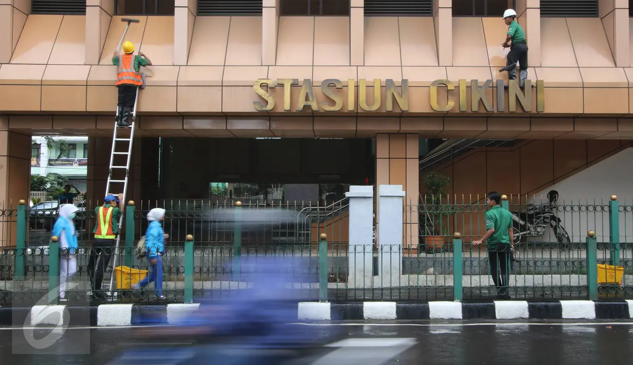 Pekerja membersihkan dinding Stasiun Cikini di Jakarta, Senin (20/3). Kegiatan tersebut rutin dilakukan untuk mejaga kebersihan stasiun serta meningkatkan kenyamanan bagi penumpang. (Liputan.com/Immanuel Antonius)