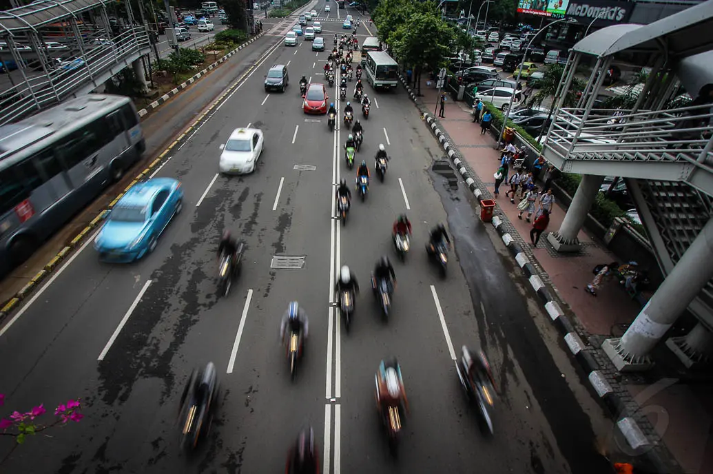 Mulai Desember, Pemprov DKI  berencana akan memberlakukan pembatasan kendaraan roda dua di sepanjang Jalan Medan Merdeka Barat hingga Bundaran HI, Jakarta, Selasa (11/11/2014). (Liputan6.com/Faizal Fanani) 