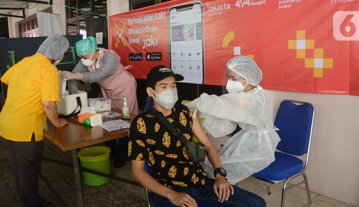 Petugas medis melakukan vaksinasi di vaksin keliling, Jakarta Timur, Minggu (31/07/2021). Bank DKI turut berkontribusi sebagai kolaborator pada 10 unit mobil vaksin keliling dalam program Mobil Vaksin Keliling guna menekan penyebaran Covid-19. (Liputan6.com/HO/Helmi)