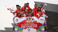 Tontowi Ahmad, Liliyana Natsir, Eko Yuli dan Sri Wahyuni saat menaiki bus Bandros di Terminal 3, Bandara Soekarno-Hatta, Banten, Selasa (23/8/2016). (Bola.com/Nicklas Hanoatubun)