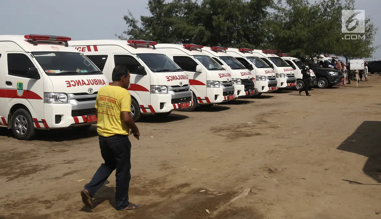 Sejumlah ambulans bersiap menunggu evakuasi jenazah korban pesawat Lion Air JT 610 di Tanjung Pakis, Karawang, Jawa Barat, Senin (29/10). Pesawat Lion Air JT 610 yang jatuh membawa 188 orang. (Liputan6.com/Herman Zakharia)