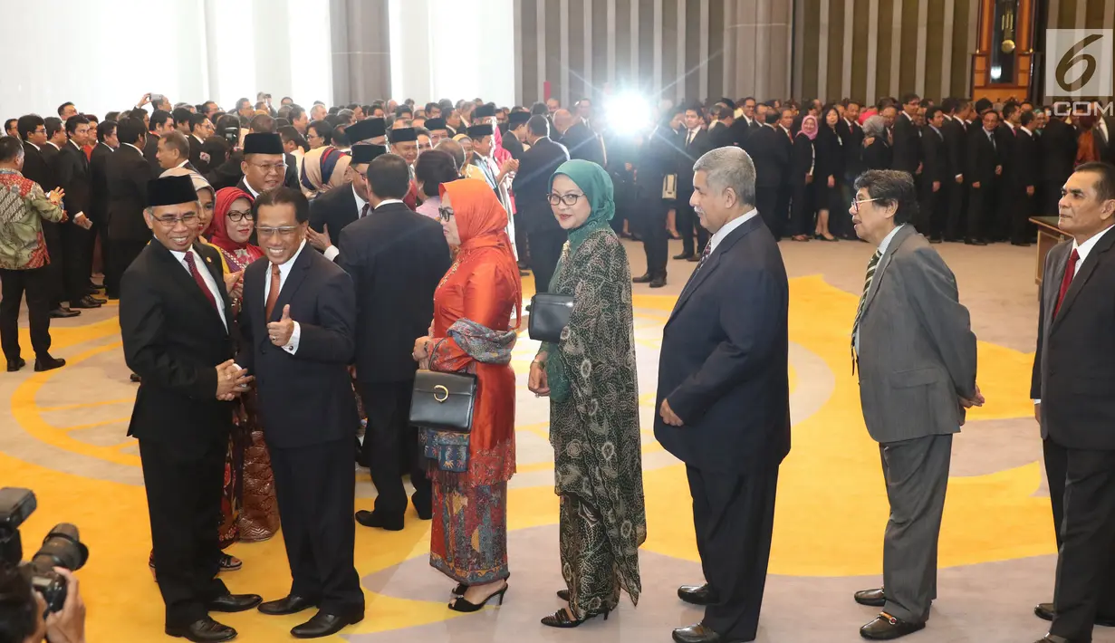 Sejumlah tamu memberikan selamat kepada Wimboh Santoso usai dilantik sebagai ketua Dewan Komisioner OJK di Jakarta, Kamis (20/7). (Liputan6.com/Angga Yuniar)