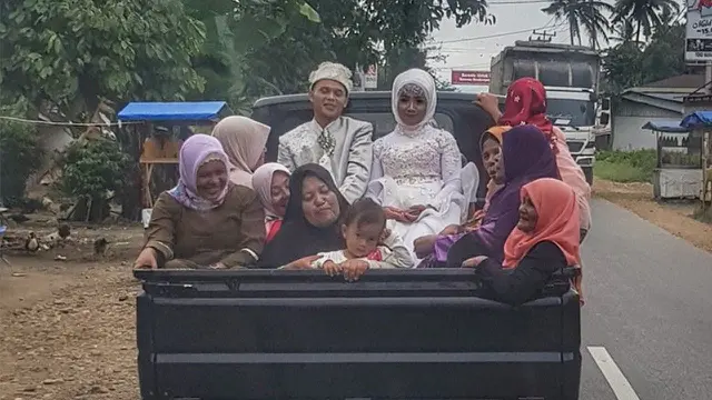 6 Tingkah Ibu-Ibu Paling Gokil Usai Pulang Hajatan Naik Mobil Ini Kocak