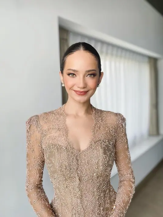 Dirias oleh Adit dari vagueskin, Enzy tampil sempurna dengan nuansa kecokelatan yang lembut, membaur sempurna dengan keseluruhan penampilannya. [Foto: Instagram/enzystoria]