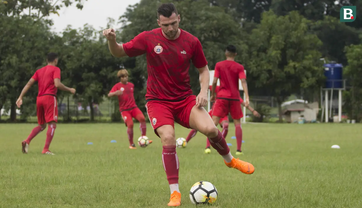 Striker Persija Jakarta, Marko Simic, mengontrol bola saat latihan di Lapangan Sutasoma Halim, Jakarta, Sabtu (3/3/2018). Latihan ini digelar sebelum berangkat ke Vietnam untuk melawan SLNA pada Piala AFC. (Bola.com/Asprilla Dwi Adha)