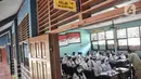 Suasana kegiatan Pembelajaran Tatap Muka (PTM) 100 Persen di SMP Negeri 9 Depok, Cipayung, Jawa Barat, Senin (24/1/2022). PTM 100 persen di Depok berlangsung selama 6 jam yang terdiri atas tiga mata pelajaran per hari. (merdeka.com/Iqbal S Nugroho)