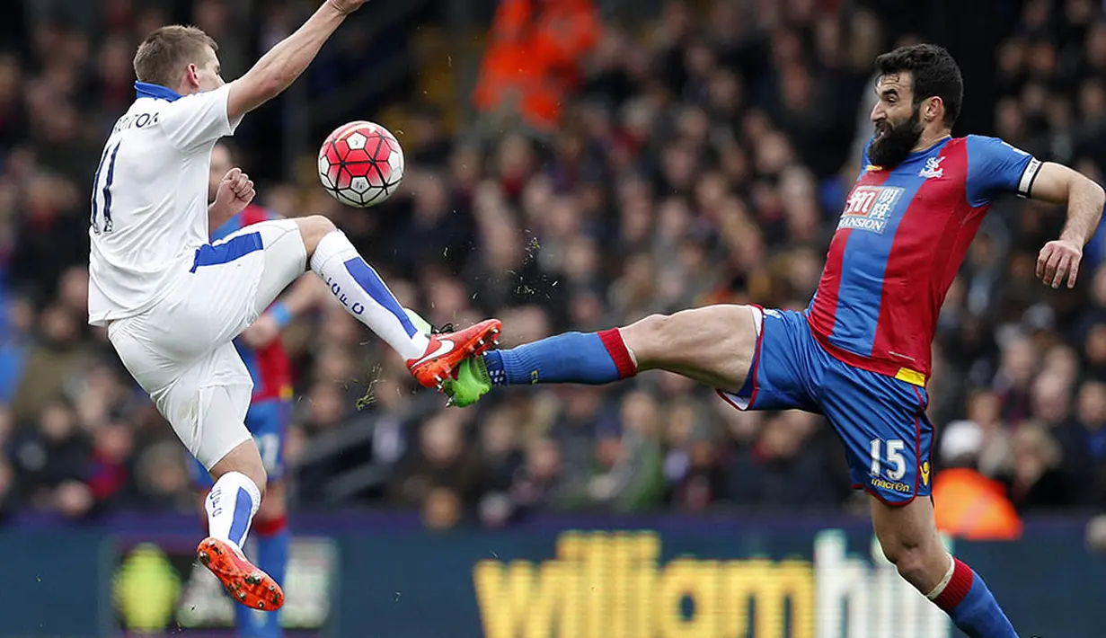 Gelandang, Crystal Palace, Mile Jedinak duel bola atas dengan gelandang Leicester, Marc Albrighton, pada laga Liga Premier Inggris di Stadion Selhurst Park, London, Sabtu (19/3/2016). Crystal Palace takluk 0-1 dari Leicester. (AFP/Adrian Dennis)