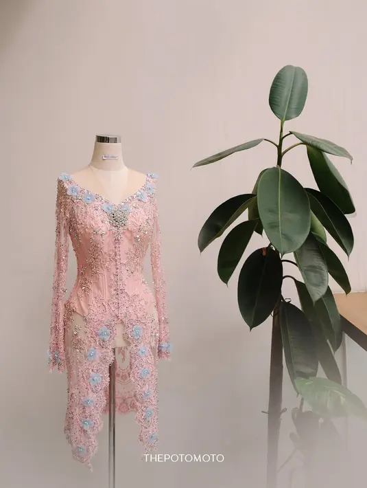 Detail indah kebaya semakin terlihat, terutama aksen bunga 3D berwarna biru muda yang menghiasi bagian kerah. Sentuhan ini menciptakan tampilan yang semakin lembut, romantis, dan berkelas. [@thepotomoto].