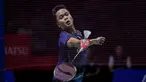 Tunggal putra terbaik tanah air berperingkat 4 BWF sekaligus unggulan ke-3, Anthony Sinisuka Ginting berhasil menembus babak semifinal Daihatsu Indonesia Masters 2024 setelah mengalahkan wakil Singapura, Loh Kean Yew di babak perempatfinal dengan straight game 21-17, 21-19 di Istora Senayan, Jakarta, Jumat (26/1/2024). Tampil konsisten dan percaya sendiri serta mampu meminimalisir kesalahan sendiri jadi kunci kemenangan Anthony Ginting. Di babak semifinal yang akan digelar Sabtu (27/1/2024), Anthony Ginting akan menghadapi tunggal putra Kanada, Brian Yang. (Bola.com/Bagaskara Lazuardi)