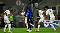Penyerang Sassuolo, Domenico Berardi, merayakan gol ke gawang Inter Milan dalam laga giornata keenam Serie A Liga Italia di Giuseppe Meazza, Milan, Kamis (28/9/2023) dini hari WIB. Perjalanan sempurna Nerazzurri di Serie A Liga Italia musim ini pun berakhir karena kalah 1-2 dari Sassuolo. (GABRIEL BOUYS / AFP)