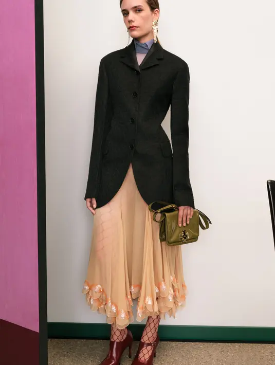 Koleksi sepatu Twisted berevolusi dengan sepatu datar berpotongan runcing dan hak datar. Bentuk baru termasuk wedges bertali yang menggoda dan Reva Pump kami, gaya ujung bulat yang ramping dengan koin Double T monokrom dan hak yang dipilin. Dok. Tory Burch