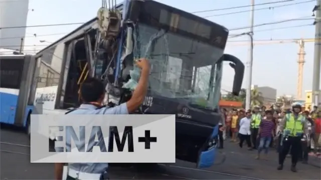 ENAM PLUS: Kereta Tabrak Bus Gandeng Transjakarta