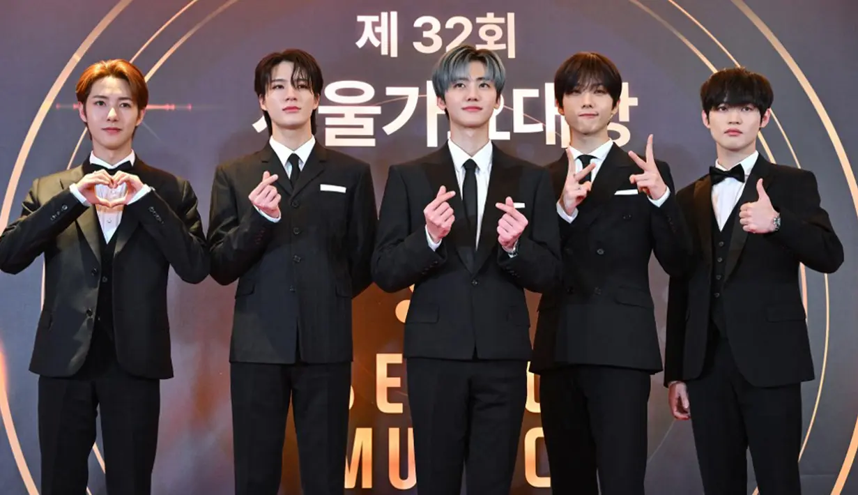 Personel NCT Dream berpose saat melintasi karpet merah acara Seoul Music Awards di KSPO Dome, Seoul, Korea Selatan, 19 Januari 2023. Seoul Music Awards 2023 dipandu Minho SHINee, Lee Mi-joo, dan Kim Il-joong di KSPO Dome. (Jung Yeon-je/AFP)