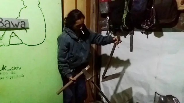 Alat pertanian dan tebang ditemukan di kawasan kebakaran Gunung Sindoro, Wonosobo, Jawa Tengah. (Liputan6.com/Basarnas/Muhamad Ridlo)