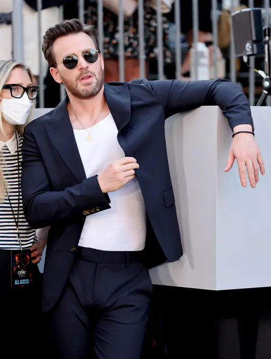 Chris Evans menghadiri World Premiere Netflix "The Grey Man" di TCL Chinese Theatre di Hollywood, California pada 13 Juli 2022. Pria 41 tahun ini menambahkan, "Dia bangga dengan semua yang aku lakukan, tetapi adalah sesuatu yang benar-benar bisa dia banggakan."(Amy Sussman/Getty Images/AFP)