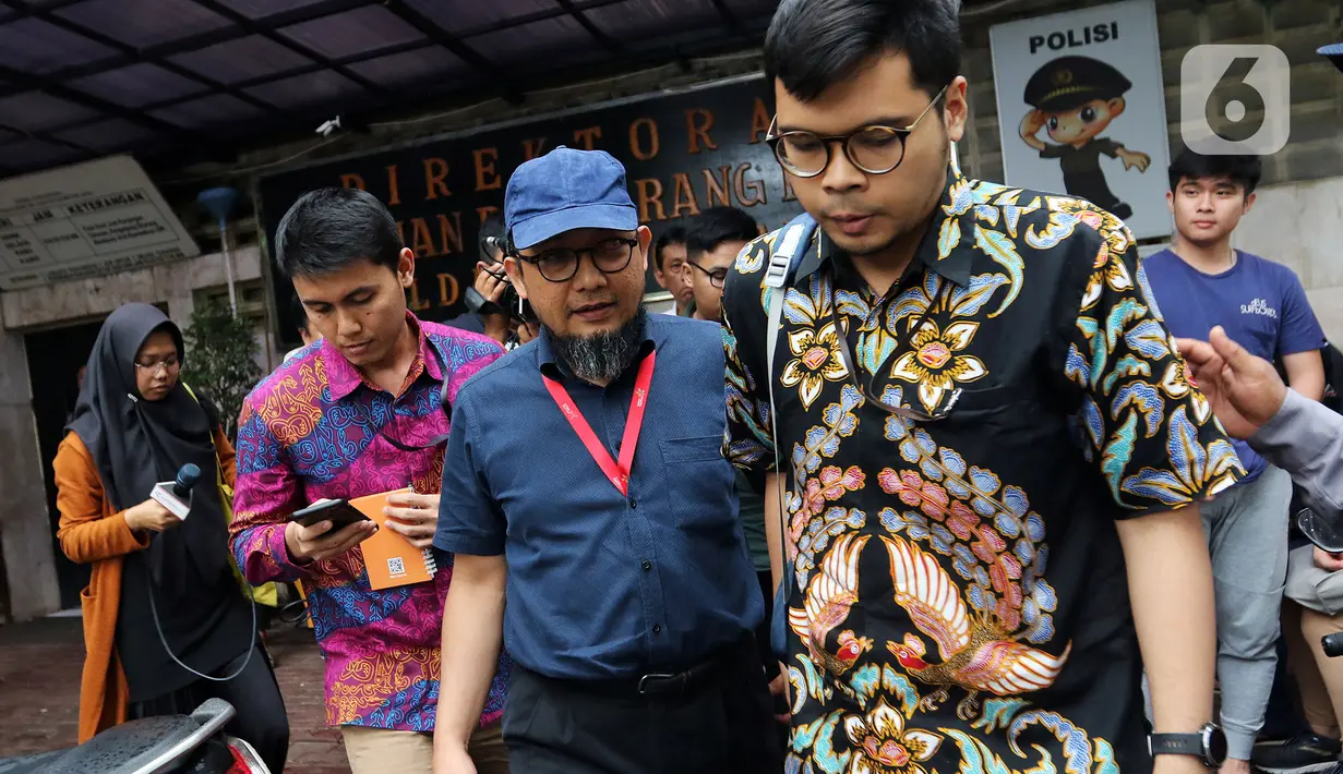 Penyidik senior KPK Novel Baswedan (tengah) saat jeda pemeriksaan kasus penyiraman air keras terhadapnya di Polda Metro Jaya, Jakarta, Senin (6/1/2020). Polisi memeriksa Novel Baswedan sebagai saksi setelah menetapkan dua tersangka penyerangan.(Liputan6.com/Johan Tallo)