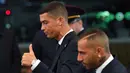 Bintang Portugal, Cristiano Ronaldo, saat tiba di Bandara Zhukovsky, Moskow, Sabtu (9/6/2018). CR 7 akan berjuang bersama Portugal pada ajang Piala Dunia 2018 Rusia. (AFP/Yuri Kadobnov)