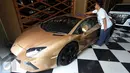 Petugas membersihkan mobil Lamborghini Aventador LP 700-4 tahun 2013 di Auto One Cars Boutique, Jakarta, Senin (5/10/2015). Mobil sport mewah tersebut akan dilelang DJKN Kemenkeu dengan nilai limit Rp 8,26 miliar. (Liputan6.com/Immanuel Antonius)