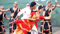 Shah Rukh Khan Mesra dengan Deepika Padukone di Chennai Express