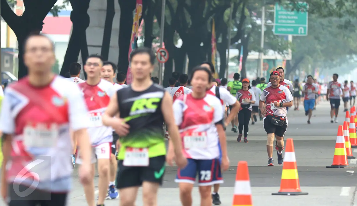 Para peserta mengikuti acara lomba lari Joyful Run 2017 di Alam Sutera, Tangerang Selatan, Minggu (7/5). Joyful Run dibagi ke dalam tiga kategori, mulai dari 2.5 kilometer, 5 kilometer, dan 10 kilometer. (Liputan6.com/Helmi Afandi)