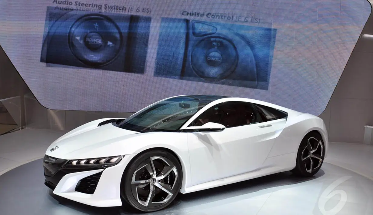 Salah satu mobil yang banyak menyita perhatian di booth Honda IIMS 2014, adalah supercar hibrid NSX Concept II yang mengusung jantung hibrid ramah lingkungan, Jakarta, (18/9/14). (Liputan6.com/Miftahul Hayat)