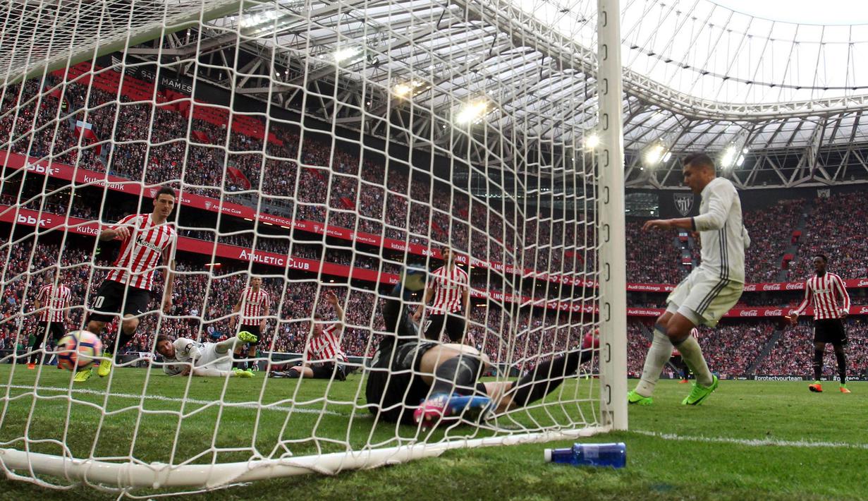 Gelandang Real Madrid, Casemiro, menjebol gawang Athletic Bilbao. Dua gol Madrid disarangkan Karim Benzema pada menit ke-25 dan Casemiro menit ke-68. Sementara, gol Athletic Bilbao dicetak oleh Aritz Aduriz menit ke-65. (EPA/Luis Tejido)