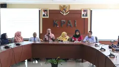 Komisioner KPAI Retno Listyarti (ketiga kiri) memberi keterangan terkait kasus dugaan perisakan terhadap anak tersangka pengguna sabu NN di Jakarta, Selasa (23/7/2019). Bersama perwakilan sekolah, KPAI membantah kasus dugaan perisakan yang menimpa anak tersebut. (Liputan6.com/Helmi Fithriansyah)