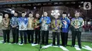 Ketua MPR Bambang Soesatyo bersama pimpinan lainnya saat memberikan keterangan terkait pengantaran undangan pelantikan Presiden dan Wapres periode 2019-2024 ke kediaman Presiden ke-6 Susilo Bambang Yudhoyono di Puri Cikeas, Bogor, Jawa Barat, Rabu (16/10/2019).  (Liputan6.com/Herman Zakharia)
