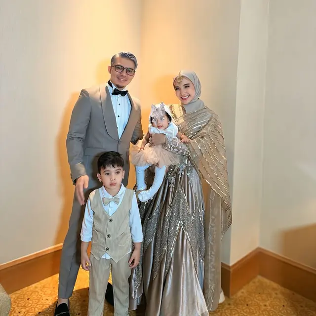 Tampil Kompak, 5 Potret Irwansyah dan Zaskia Sungkar Kondangan Ajak Ukkasya dan Baby Humaira (credit: instagram/zaskiasungkar15)