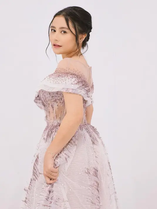 Ketika menghadiri acara formal, aktris sekaligus penyanyi ini tampil totalitas. Seperti kali ini, Prilly Latuconsina tampil mengenakan gaun berwarna lilac. Penataan rambut yang rapi membuatnya tampak makin memesona.(Liputan6.com/IG/@prillylatuconsina96)