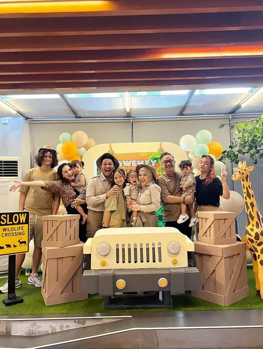 Selain dirayakan bareng geng Mamayu, kemeriahan acara juga tercipta dari kehadiran keluarga. Tampak keluarga Mona Ratuliu dan Indra Brasco penuh keceriaan datang di ulang tahun Qwenzy. Tante Kesha Ratuliu itu pun menuliskan doa terbaik untuk putra dari keponakannya yang sebentar lagi akan menjadi seorang kakak. (Liputan6.com/IG/@monaratuliu)