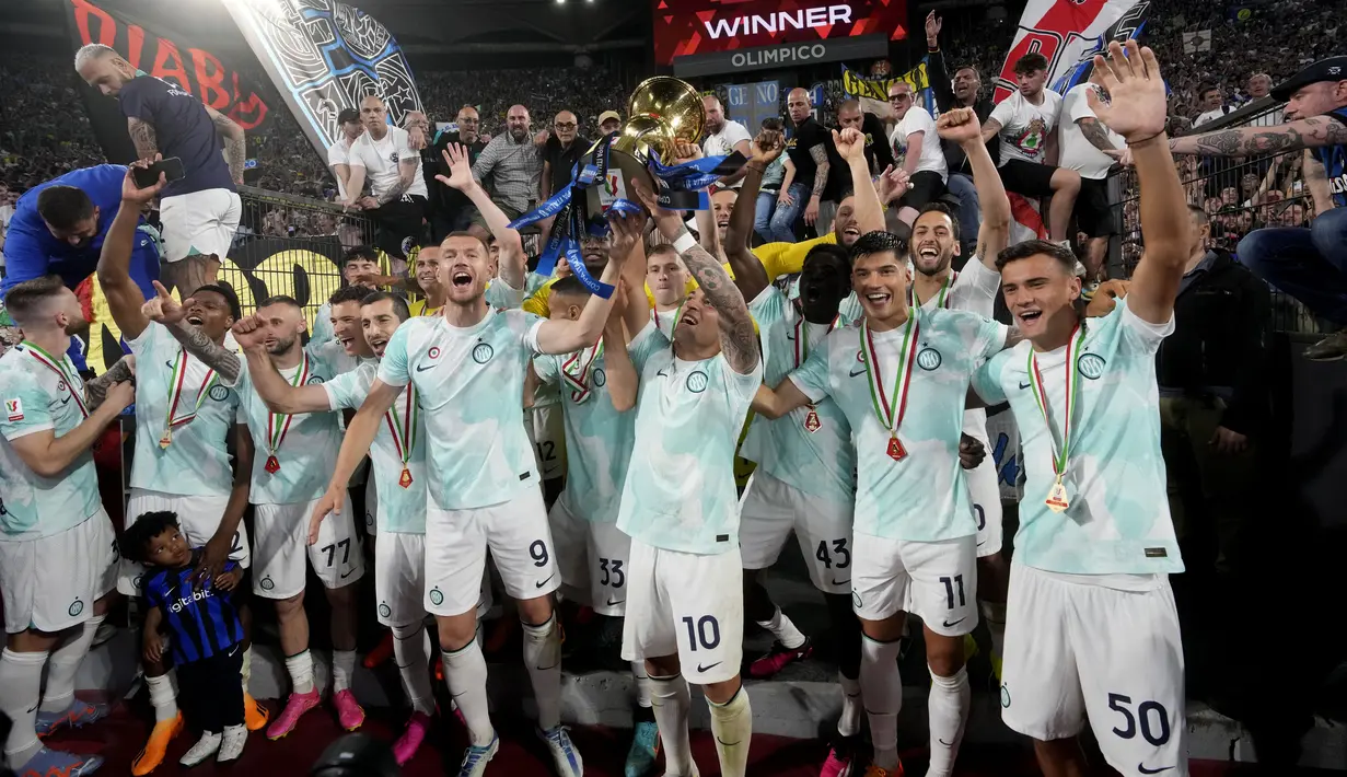 Lautaro Martinez mencetak dua gol saat Inter Milan menghasilkan kemenangan comeback 2-1 atas Fiorentina untuk mempertahankan trofi Piala Italia. (AP Photo/Andrew Medichini)
