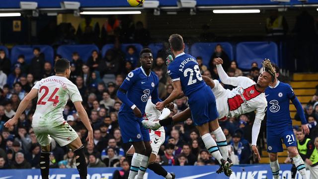 Momen Pemain Chelsea Cesar Azpilicueta Alami Cedera Horor, Kepala Kena Tendangan Salto