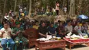 Sejumlah tokoh desa ikut menghadiri acara peresmian Jembatan Asa ke-4 pemirsa SCTV di Desa Blayu, Jawa Timur, Minggu (8/11/2015). Warga kini dapat menyeberang dengan leluasa dan tidak perlu lagi meniti jembatan bambu yang sudah usang. (Foto: Doni Arianto)