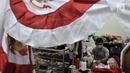 Penjahit menjahit bendera Merah Putih di Pasar Senen, Jakarta, Kamis (2/8). Penjahit bendera Merah Putih di Pasar Senen mulai kebanjiran pesanan jelang HUT ke-73 RI. (Merdeka.com/Iqbal Nugroho)