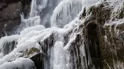 Suasana air terjun  Nideck yang membeku di Oberhaslach, Prancis timur (27/2). Cuaca dingin di Siberia yang dijuluki "The Beast from the East" membuat suhu di sebagian Eropa menurun. (AFP Photo/Patrick Hertzog)
