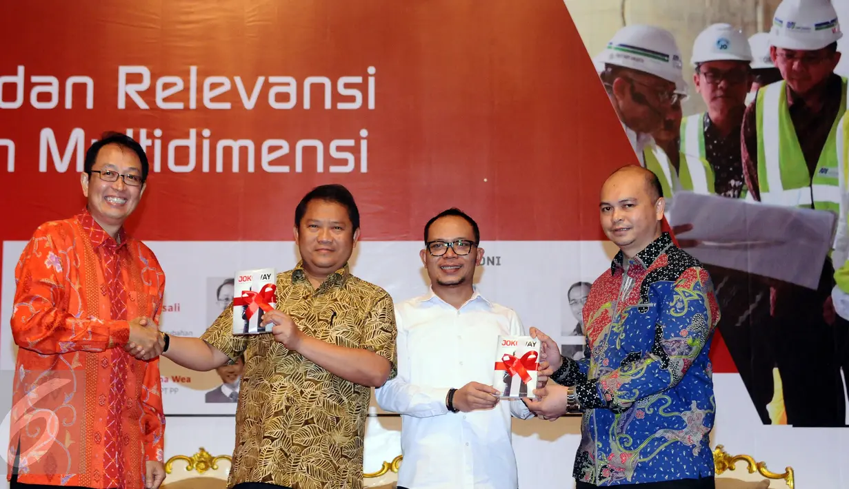 Menkominfo Rudiantara (kedua kiri) bersama Menteri Tenaga Kerja Hanif Dhakiri menerima buku Jokoway dari editor dan penulis di Jakarta, Kamis (27/10). Seminar bertema Era Nawacita dan Relevansi Kepemimpinan Multidimensi. (Liputan6.com/Helmi Fithriansyah)