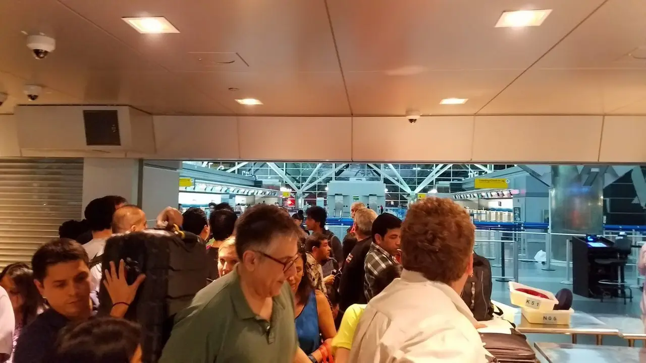 Evakuasi massal di Bandara JFK setelah ada laporan suara tembakan. (Twitter Dan Archer @archcomix)