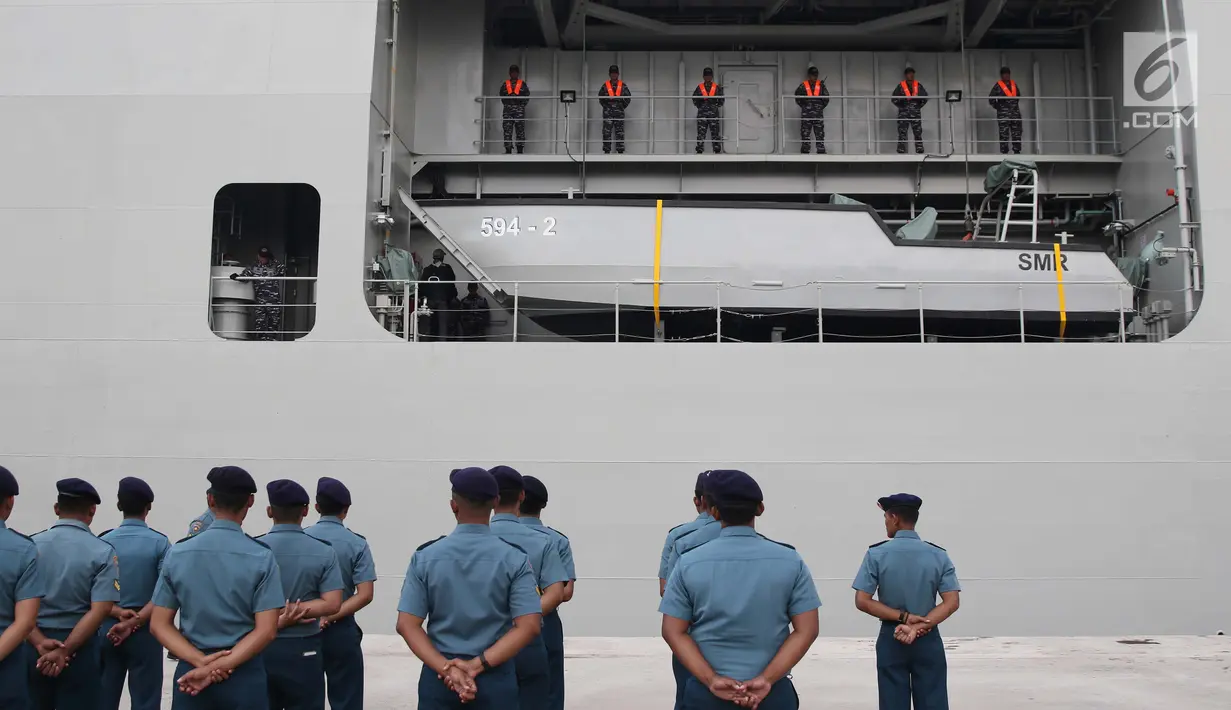 KRI Semarang-594 saat sandar di dermaga 203, Jakarta, Jumat (15/3). Kapal perang rumah sakit ini juga dilengkapi dengan landing platform dock (LPD) dan untuk memperkuat Unsur Satfib Komando Armada (Koarmada) I TNI AL. (Liputan6.com/Helmi Fithriansyah)