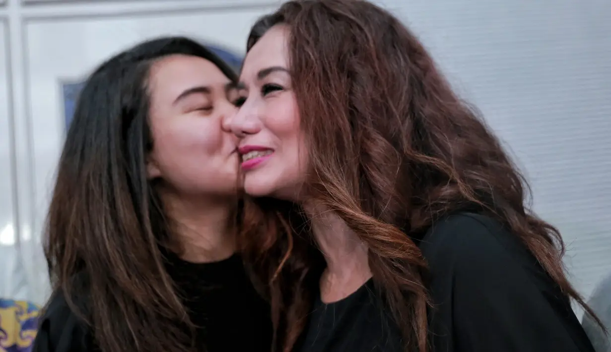 Malam itu sekitar pukul 20.30 WIB di kediaman orangtua penyanyi Reza Artamevia, di Kawasan Radio Dalam, Jakarta Selatan nampak ramai. Malam itu, Reza baru tiba dari Mataram setelah dibebaskan dari tahanan. (Adrian Putra/Bintang.com)