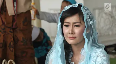 Bintang film dan sinetron Ardina Rasti menangis ketika meminta izin dan restu untuk menikah saat menggelar pengajian di kawasan Gunung Putri, Jawa Barat, Jumat (19/1). (Liputan6.com/Herman Zakharia)