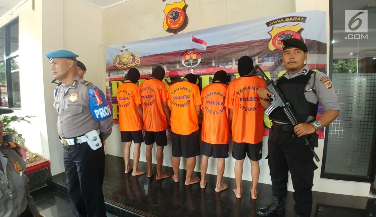 Polres Bogor menunjukkan lima pelaku pelemparan batu terhadap bus rombongan umrah calon wali kota Bogor Bima Arya di Tol Jagorawi, Bogor, Jawa Barat, Sabtu (17/2). Para pelaku mengira bus tersebut ditumpangi oleh Jakmania. (Liputan6.com/HO/Polres Bogor)