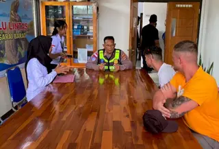 Dua bule Inggris beradegan bahaya di Labuan Bajo. (Liputan6.com/Ola Keda)