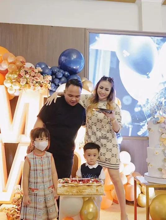 <p>Dari beberapa foto yang dibagikan, tampak acara ulang tahun berlangsung meriah bersama keluarga. Momen Momo didampingi suami, dan dua anaknya di momen spesialnya. [Instagram/therealmomogeisha]</p>