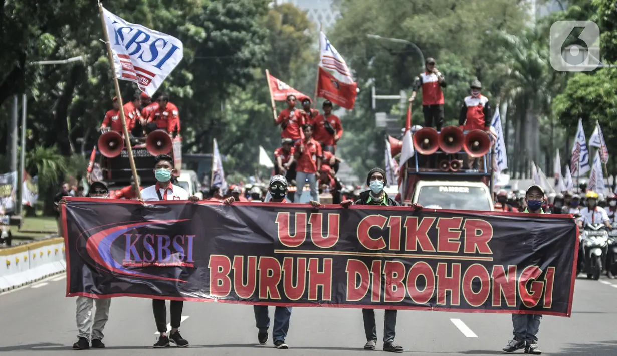 Aksi konvoi massa yang tergabung dalam Konfederasi Serikat Buruh Seluruh Indonesia (KSBSI) di Jalan Medan Merdeka Barat, Jakarta, Senin (12/10/2020). Ratusan massa buruh ini hendak berunjuk rasa menolak pengesahan omnibus law Undang-Undang Cipta Kerja di Istana Negara. (merdeka.com/Iqbal S Nugroho)